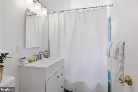 Bath - 8143 Edmonton Ct, Springfield, VA 22152 photo 2 of 2
