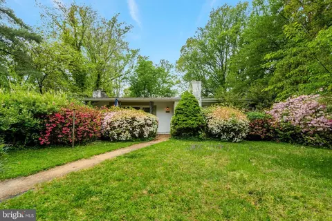 9932 Fairoaks Rd, Vienna, VA 22181