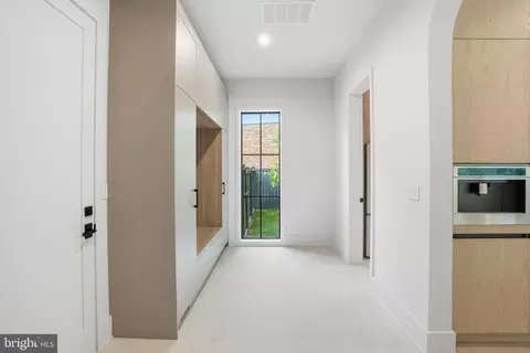 Entry Way - 1303 Elsinore Ave, Mclean, VA 22102 photo 1 of 11