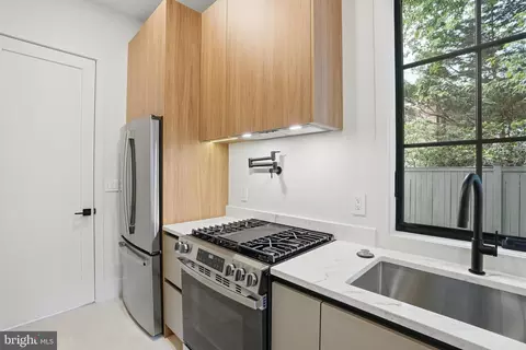 Kitchen - 1303 Elsinore Ave, Mclean, VA 22102 photo 6 of 7