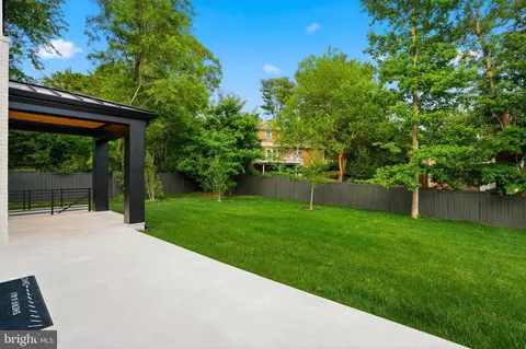 Exterior - 1303 Elsinore Ave, Mclean, VA 22102 photo 4 of 5