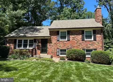 8916 Moreland Ln, Annandale, VA 22003