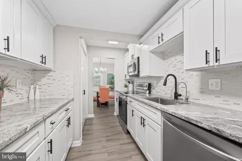 6426 Silver Ridge Cir, Alexandria, VA 22315