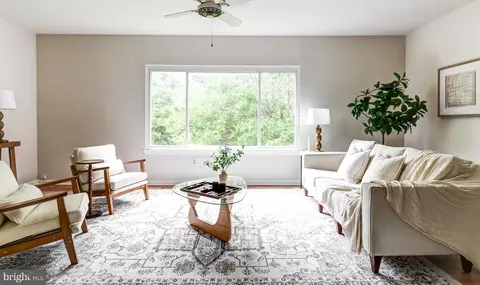 6910 Trestle Ct, Lorton, VA 22079