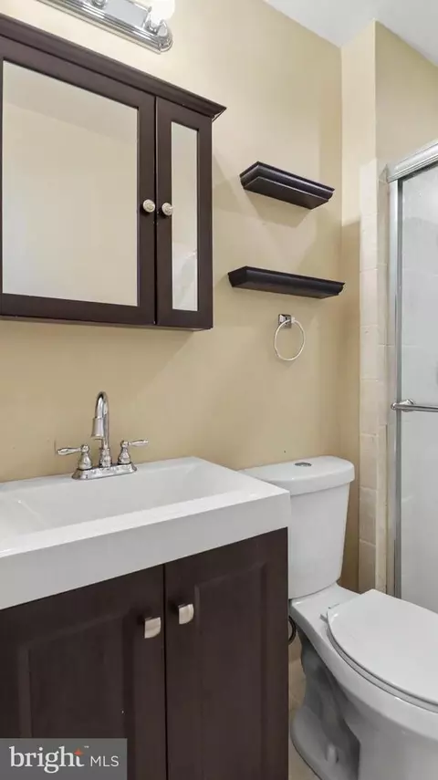 Bath - 6629 Burlington Pl, Springfield, VA 22152 photo 2 of 5
