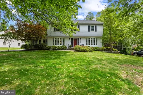 1007 Westbriar Dr NE, Vienna, VA 22180