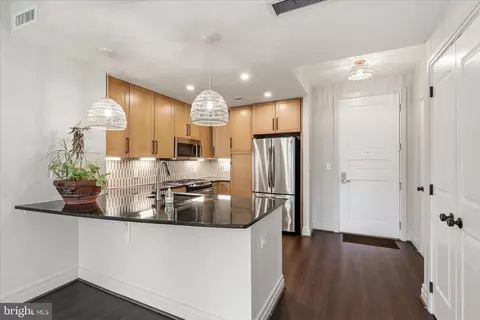 8220 Crestwood Heights Dr #206, Mclean, VA 22102
