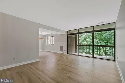 Living - 1663 Parkcrest Cir #200, Reston, VA 20190 photo 3 of 5