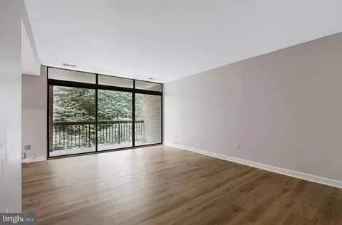Living - 1663 Parkcrest Cir #200, Reston, VA 20190 photo 2 of 5