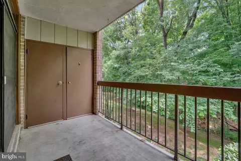 Exterior - 1663 Parkcrest Cir #200, Reston, VA 20190 photo 4 of 5