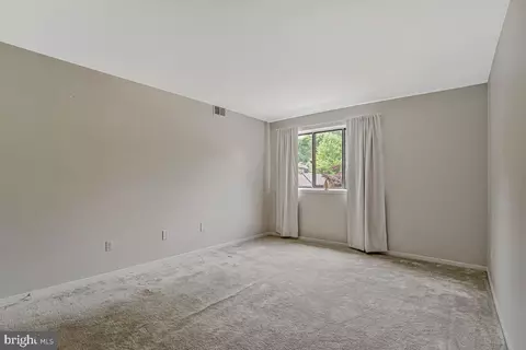 Bedroom - 1663 Parkcrest Cir #200, Reston, VA 20190 photo 2 of 4