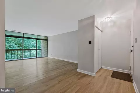 Living - 1663 Parkcrest Cir #200, Reston, VA 20190 photo 1 of 5