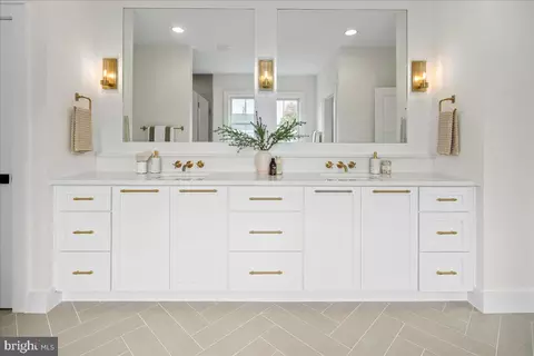 Bath - 7126 Thrasher Rd, Mclean, VA 22101 photo 2 of 3