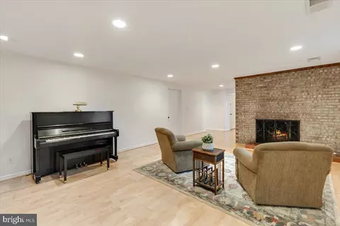 Living - 6225 Kellogg Dr, Mclean, VA 22101 photo 4 of 5
