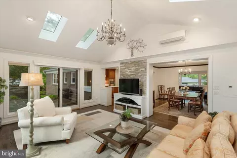 Living - 6225 Kellogg Dr, Mclean, VA 22101 photo 3 of 5