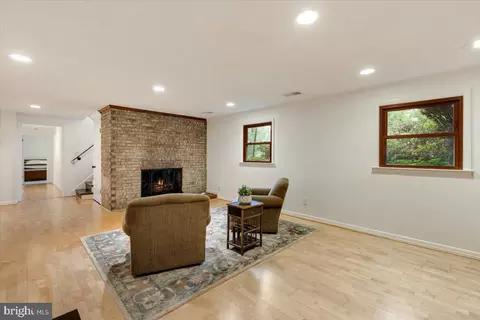 Living - 6225 Kellogg Dr, Mclean, VA 22101 photo 5 of 5