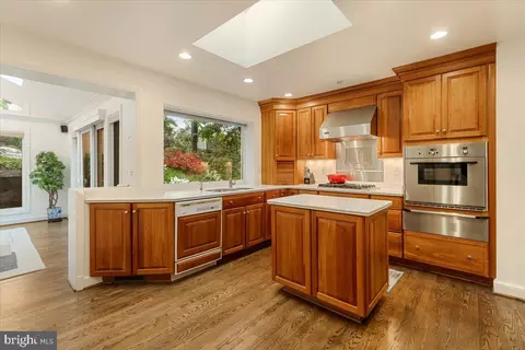 Kitchen - 6225 Kellogg Dr, Mclean, VA 22101 photo 2 of 5