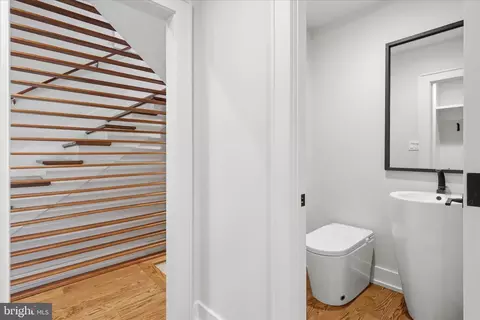 Entry Way - 5921 Chesterbrook Rd, Mclean, VA 22101 photo 5 of 20