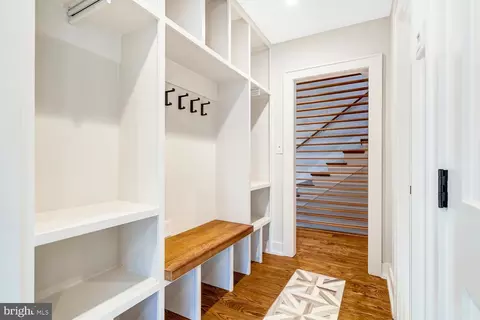 Entry Way - 5921 Chesterbrook Rd, Mclean, VA 22101 photo 4 of 20