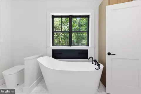 Bath - 5921 Chesterbrook Rd, Mclean, VA 22101 photo 4 of 8