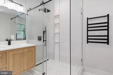 Bath - 5921 Chesterbrook Rd, Mclean, VA 22101 photo 3 of 8