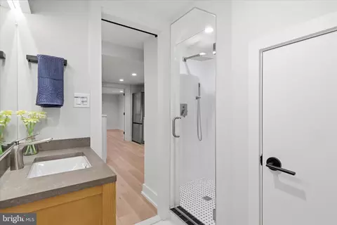 Bath - 5921 Chesterbrook Rd, Mclean, VA 22101 photo 7 of 8