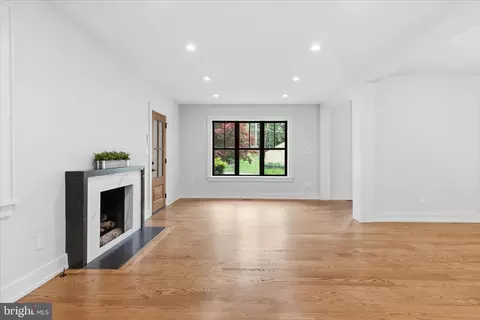 Living - 5921 Chesterbrook Rd, Mclean, VA 22101 photo 4 of 9