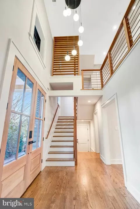 Entry Way - 5921 Chesterbrook Rd, Mclean, VA 22101 photo 2 of 20