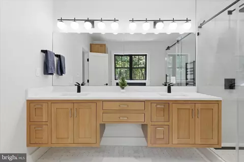 Bath - 5921 Chesterbrook Rd, Mclean, VA 22101 photo 2 of 8
