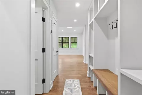 Entry Way - 5921 Chesterbrook Rd, Mclean, VA 22101 photo 3 of 20
