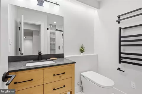 Bath - 5921 Chesterbrook Rd, Mclean, VA 22101 photo 6 of 8