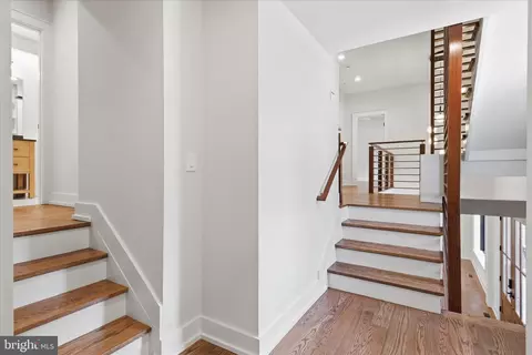 Entry Way - 5921 Chesterbrook Rd, Mclean, VA 22101 photo 11 of 20