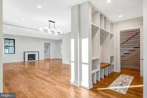 Entry Way - 5921 Chesterbrook Rd, Mclean, VA 22101 photo 6 of 20