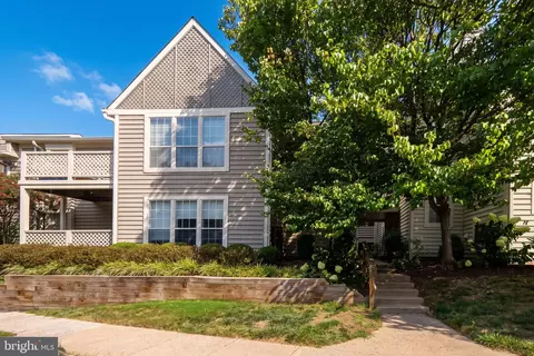 7660 Willow Point Dr, Falls Church, VA 22042
