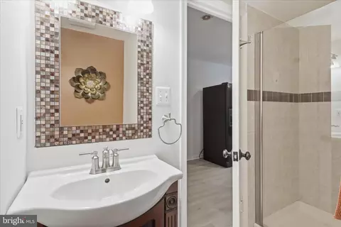 Bath - 9032 Rosewall Ct, Springfield, VA 22152 photo 3 of 3