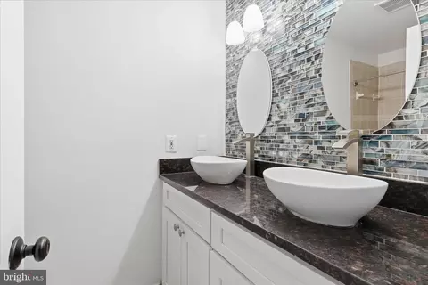Bath - 9032 Rosewall Ct, Springfield, VA 22152 photo 2 of 3