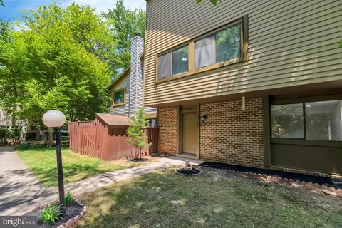Exterior - 10669 Spring Oak Ct, Burke, VA 22015 photo 3 of 6