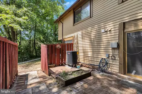 Exterior - 10669 Spring Oak Ct, Burke, VA 22015 photo 5 of 6