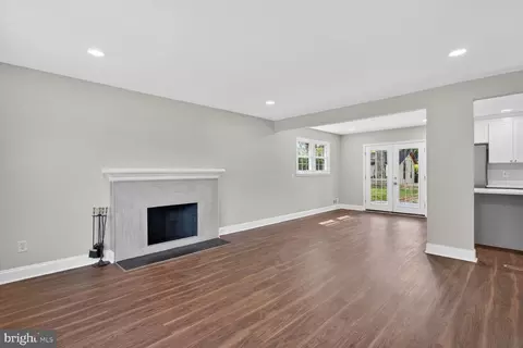 Living - 8109 Carrick Ln, Springfield, VA 22151 photo 2 of 2