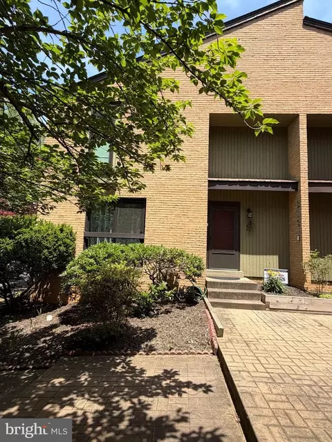 3131 Guysborough Dr, Fairfax, VA 22031