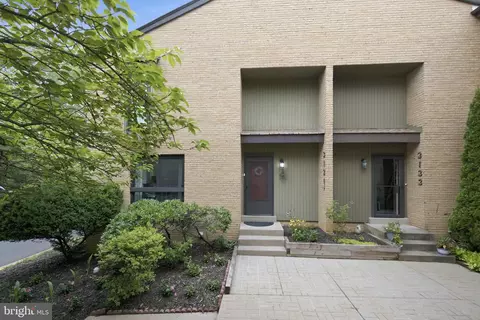 3131 Guysborough Dr, Fairfax, VA 22031