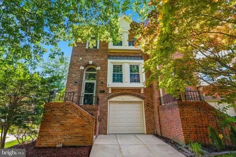 3911 Green Look Ct, Fairfax, VA 22033