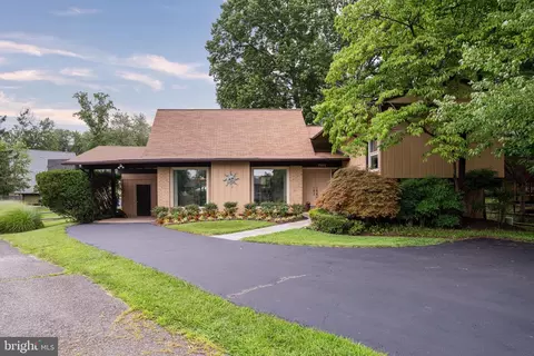 7802 Wincanton Ct, Falls Church, VA 22043