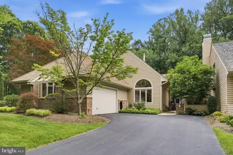 1608 Woodstock Ln, Reston, VA 20194