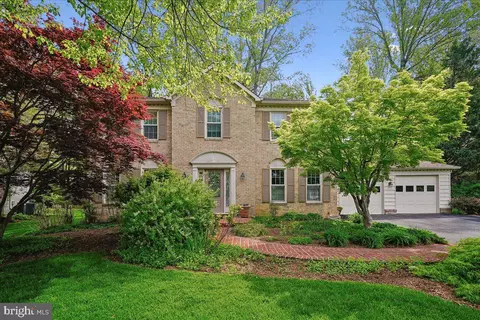 4915 Shadow Valley Dr, Fairfax, VA 22030