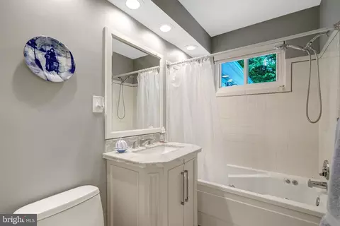 Bath - 8640 Victoria Rd, Springfield, VA 22151 photo 2 of 3