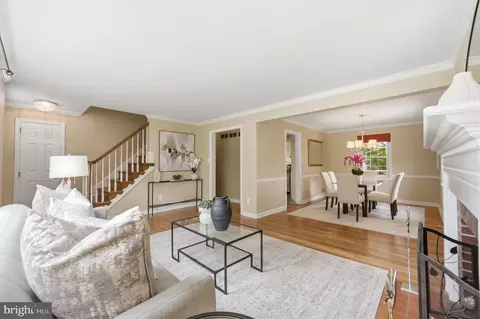Living - 1904 Poole Ln, Mclean, VA 22101 photo 3 of 4