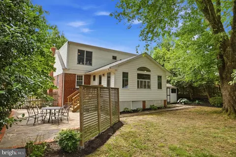 Exterior - 1904 Poole Ln, Mclean, VA 22101 photo 3 of 5