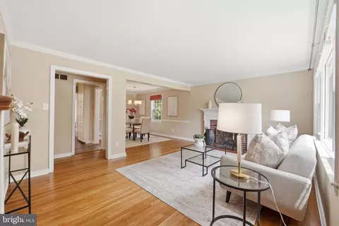 Living - 1904 Poole Ln, Mclean, VA 22101 photo 2 of 4