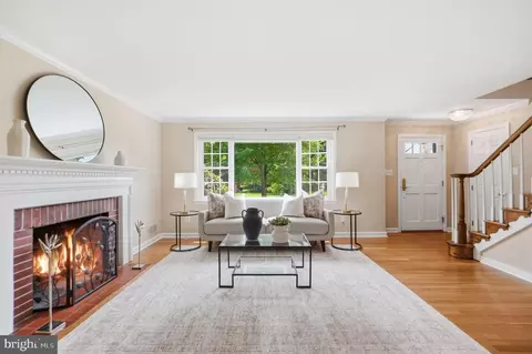 Living - 1904 Poole Ln, Mclean, VA 22101 photo 1 of 4